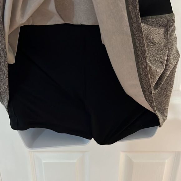 Lululemon skort size 8 - Picture 3 of 8